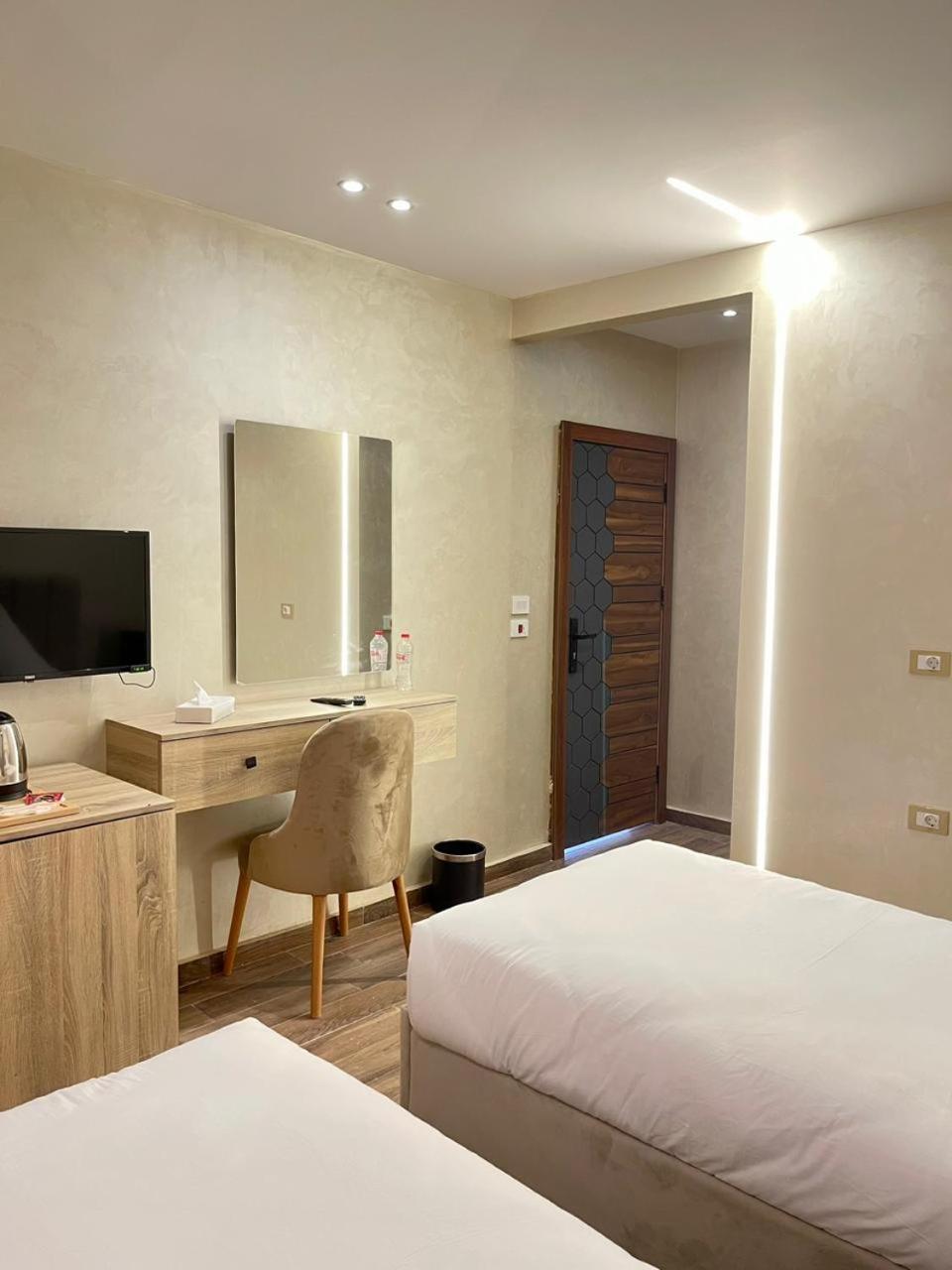 Cleopatra Tower Pyramid View Hotel Kafrat al Jabal Exterior photo