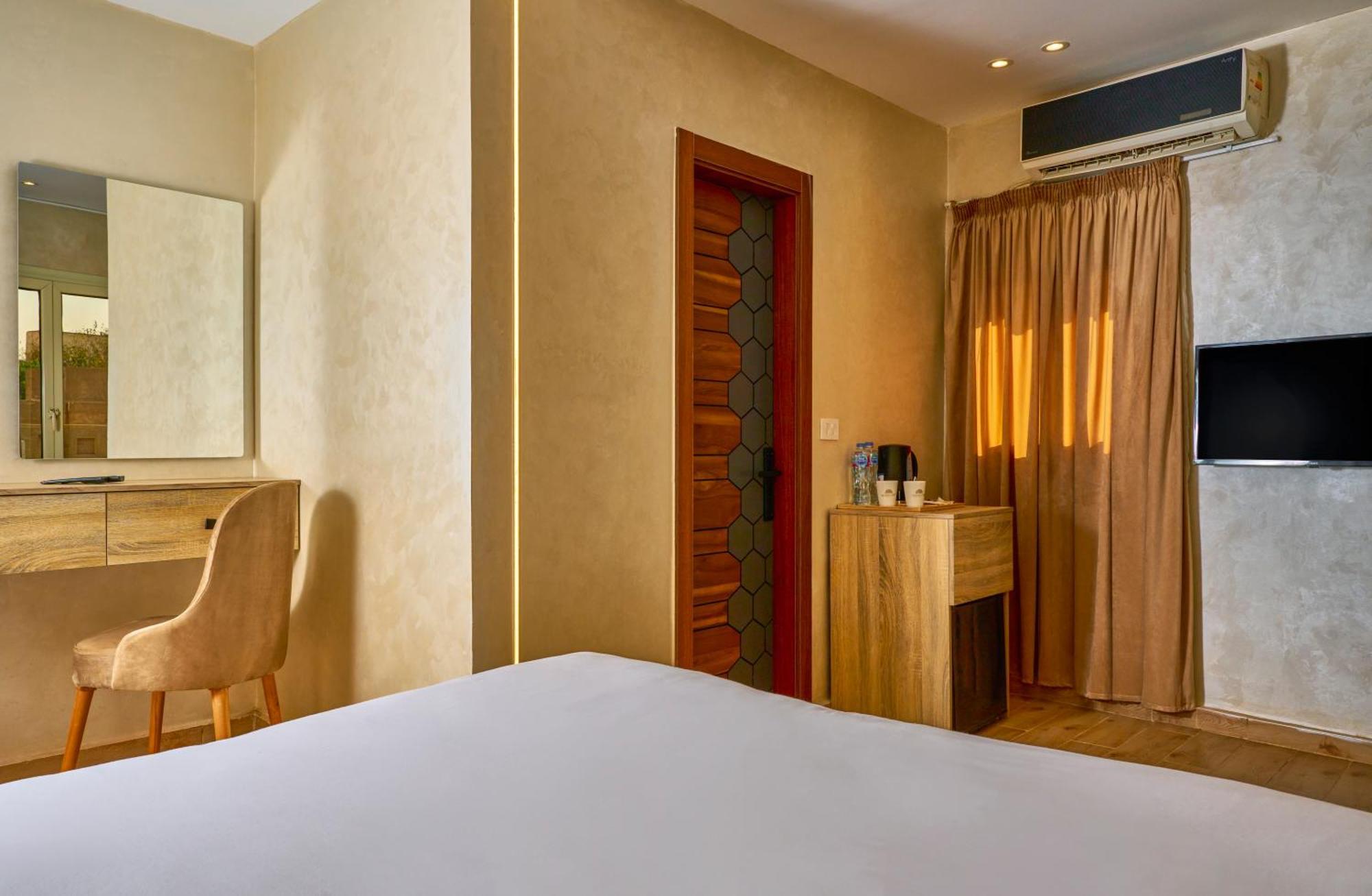 Cleopatra Tower Pyramid View Hotel Kafrat al Jabal Exterior photo