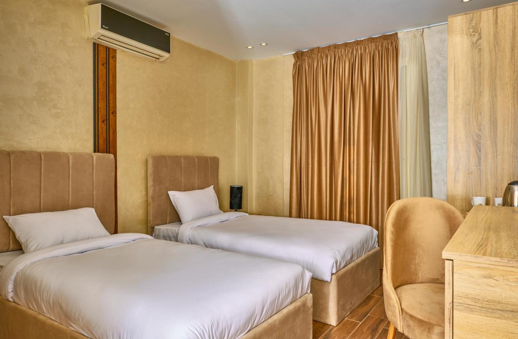 Cleopatra Tower Pyramid View Hotel Kafrat al Jabal Exterior photo