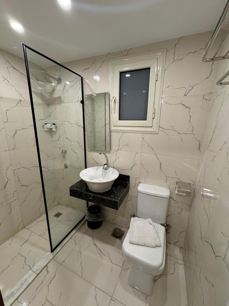 Cleopatra Tower Pyramid View Hotel Kafrat al Jabal Exterior photo